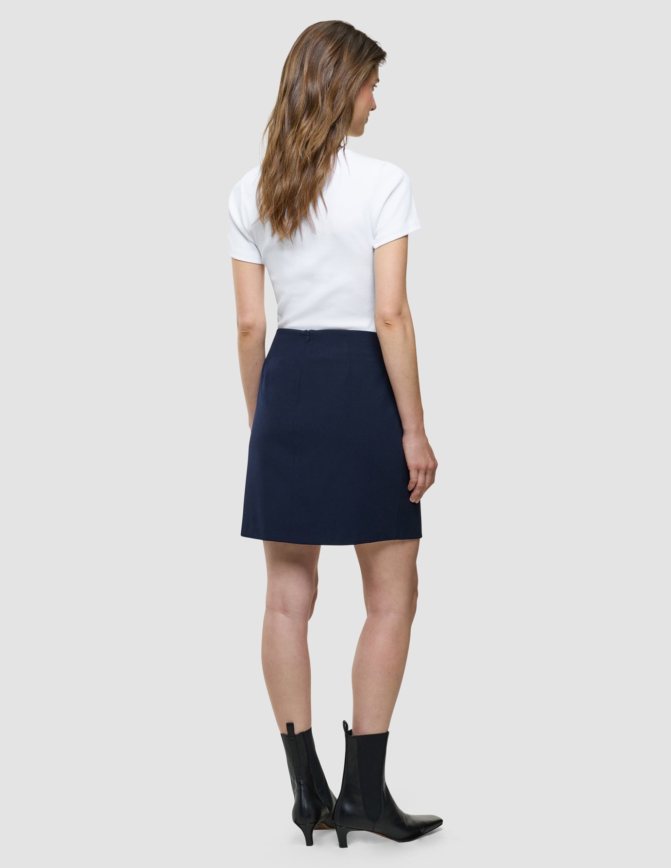 Ease Short Skirt i Blue Nights, helfigur set bagfra.
